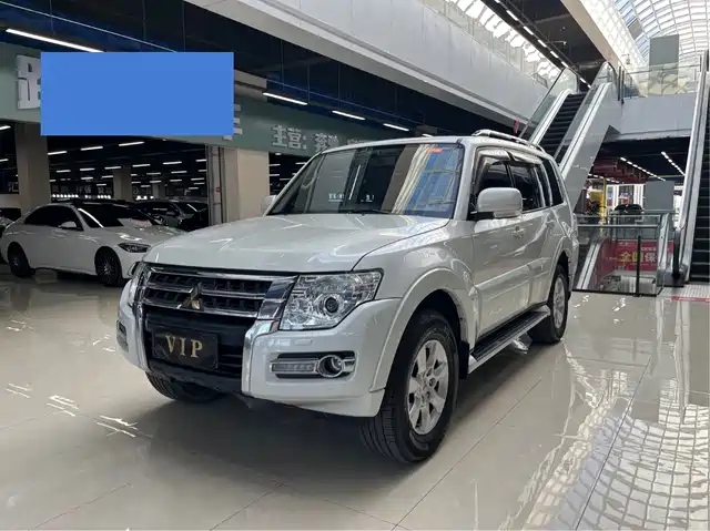 Mitsubishi Pajero (Import) 2015