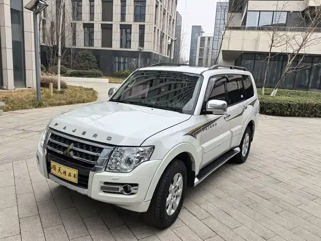 Mitsubishi Pajero (Import) 2015