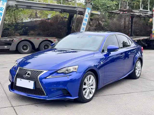 Lexus Lexus IS 2016
