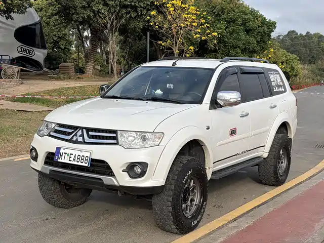 Mitsubishi Pajero Sport 2013