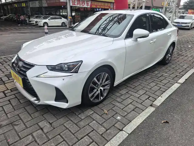 Lexus Lexus IS 2018