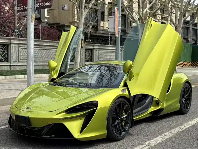 McLaren Artura 2023