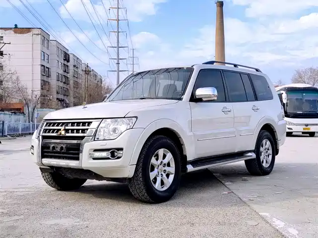 Mitsubishi Pajero (Import) 2020