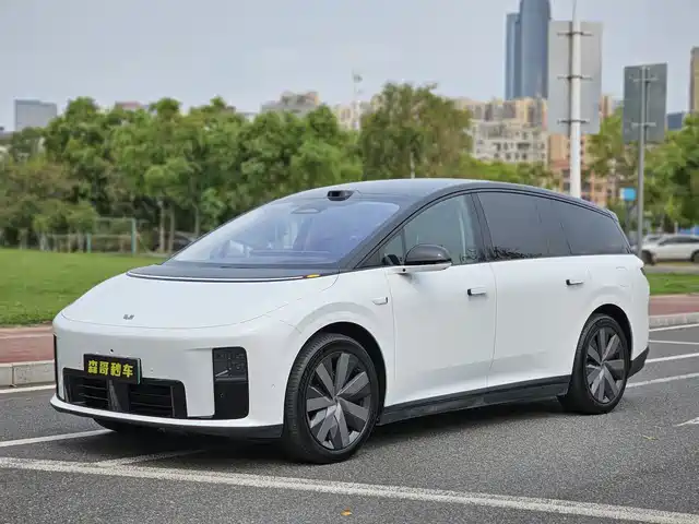 Li Auto Li i8 2025