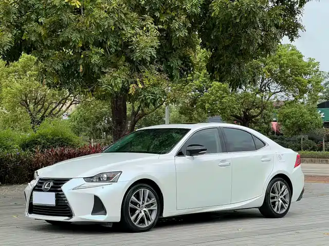 Lexus Lexus IS 2019