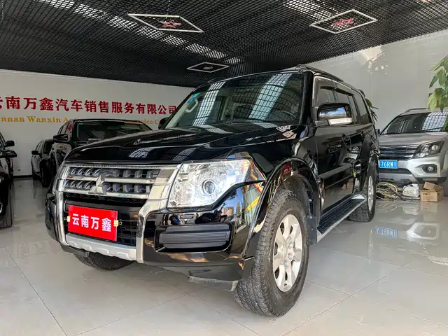 Mitsubishi Pajero (Import) 2015