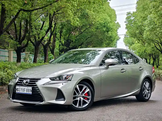 Lexus Lexus IS 2019