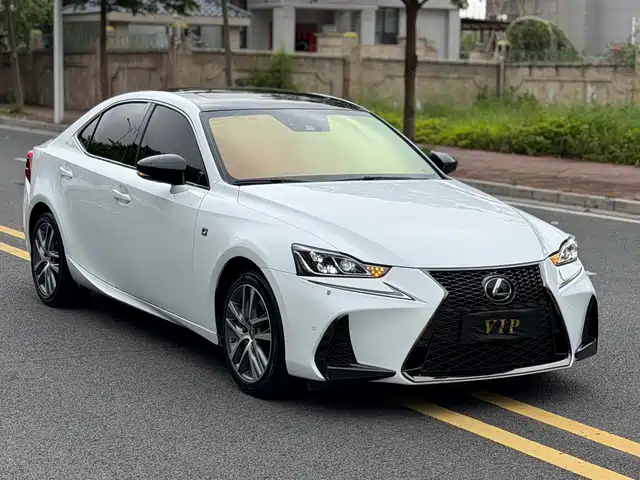 Lexus Lexus IS 2017