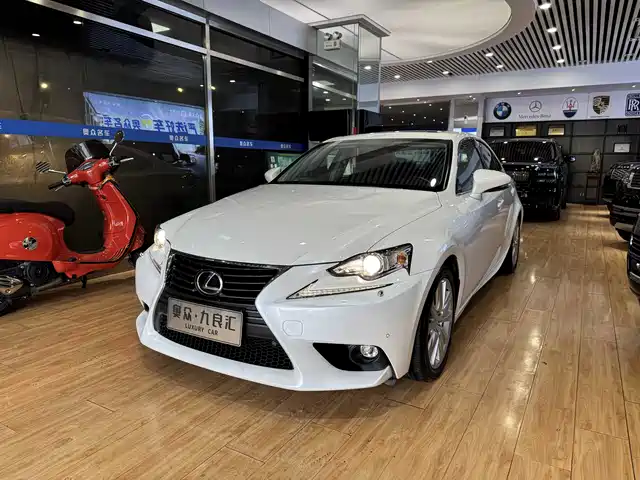 Lexus Lexus IS 2015