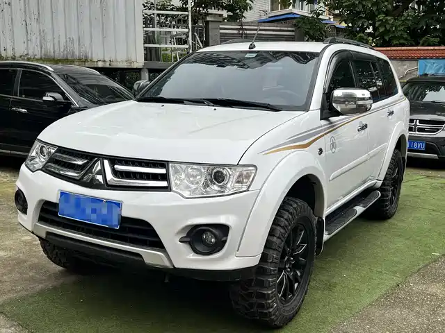 Mitsubishi Pajero Sport 2015