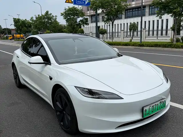 Tesla Model 3 2024