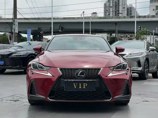 Lexus Lexus IS 2018