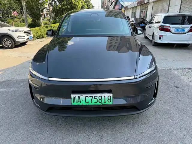 Tesla Model Y 2025