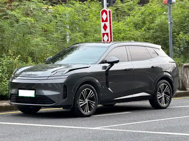 Lynk & Co Lynk & Co 08 EM-P