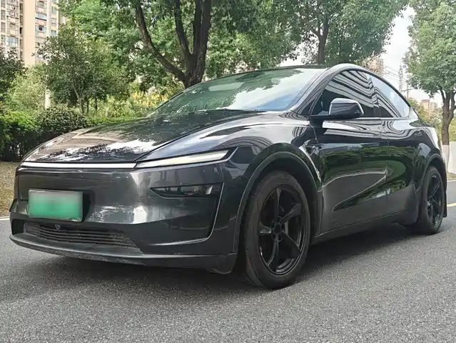 Tesla Model Y 2025