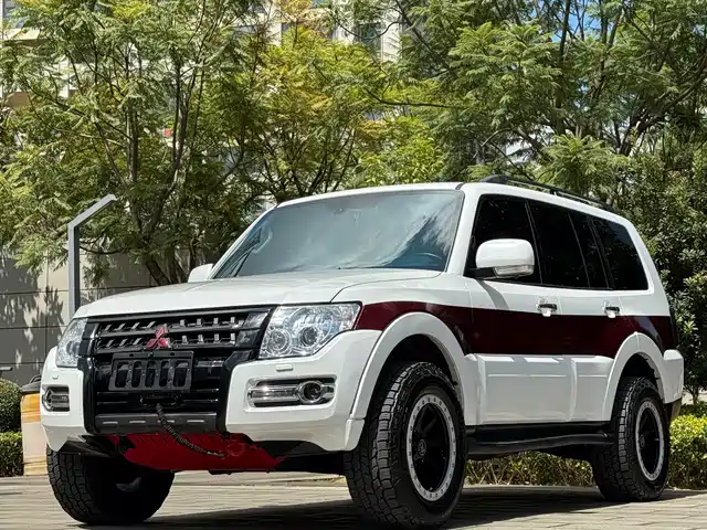 Mitsubishi Pajero (Import) 2011