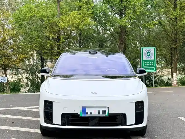 Li Auto Li i8 2025