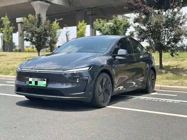 Tesla Model Y 2025