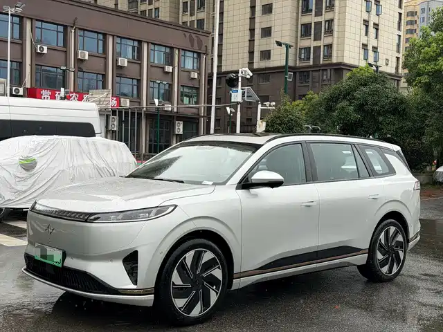 Dongfeng Yipai eπ008 2025
