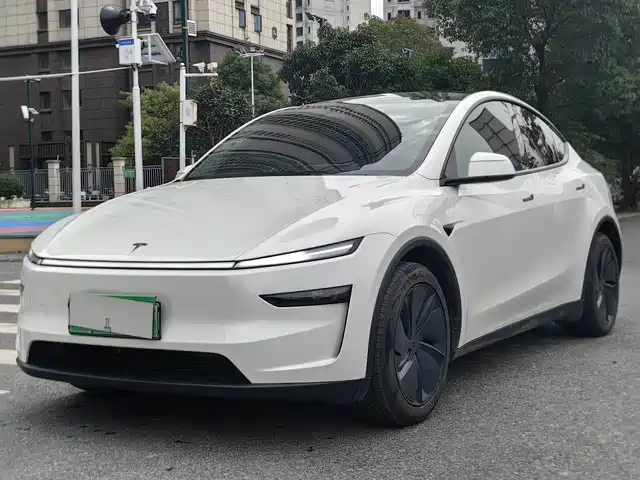 Tesla Model Y 2025